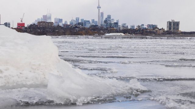 1月24日在加拿大多伦多拍摄的结冰的安大略湖。（图源：新华社）